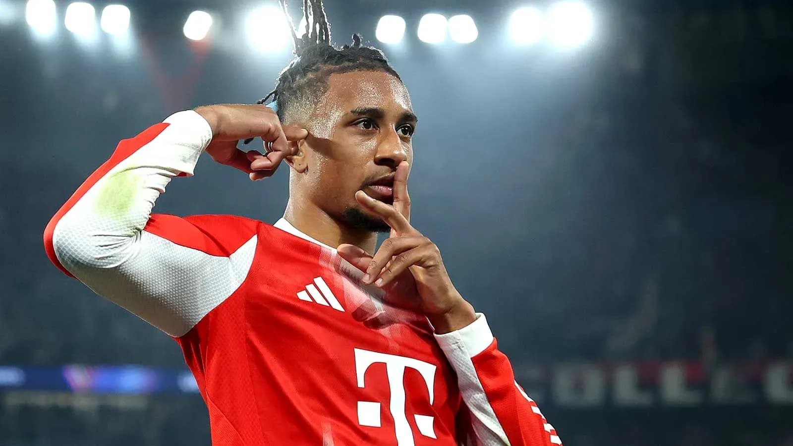 Jugador de Bayern Múnich celebrando con gesto de silencio