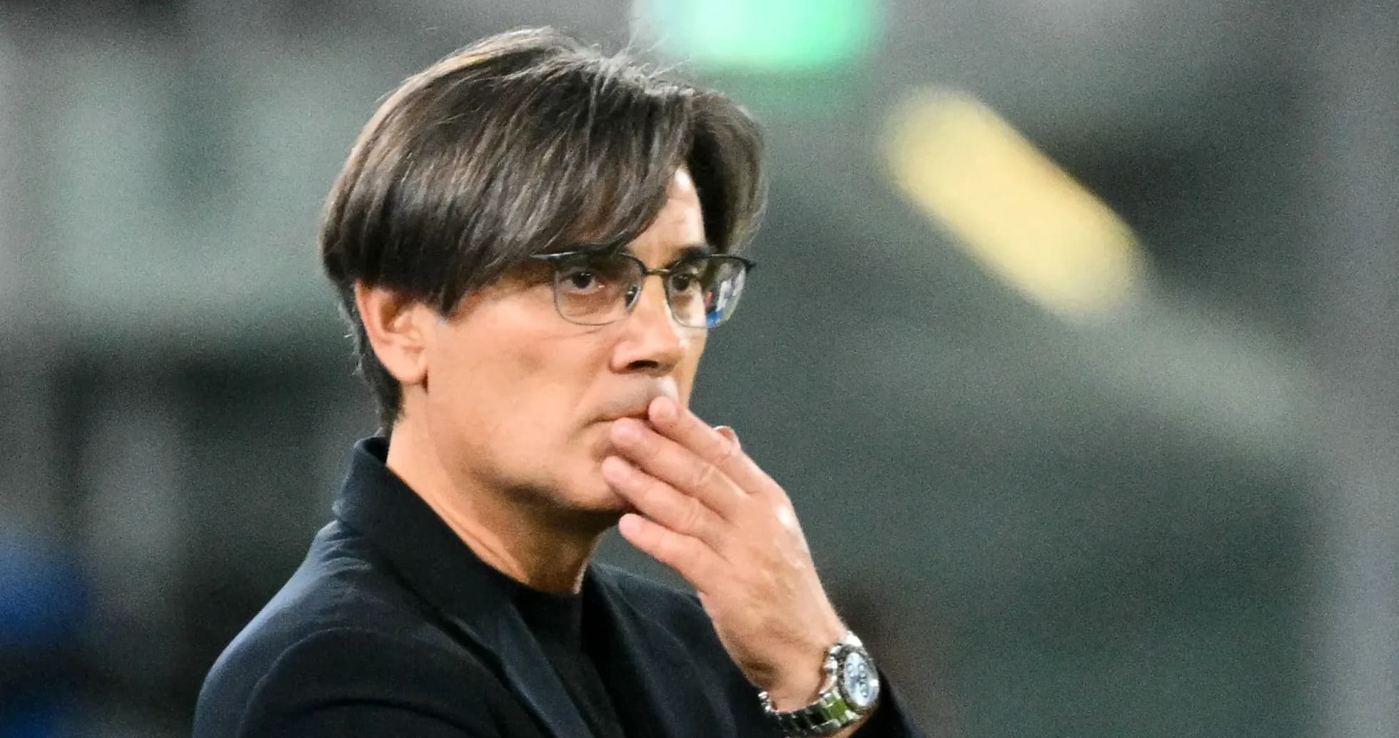 Entrenador pensativo durante el partido