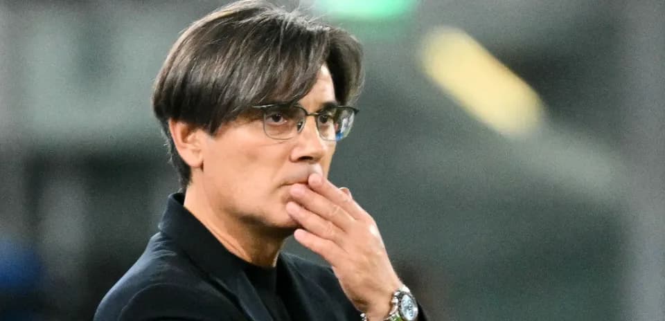 Entrenador pensativo durante el partido