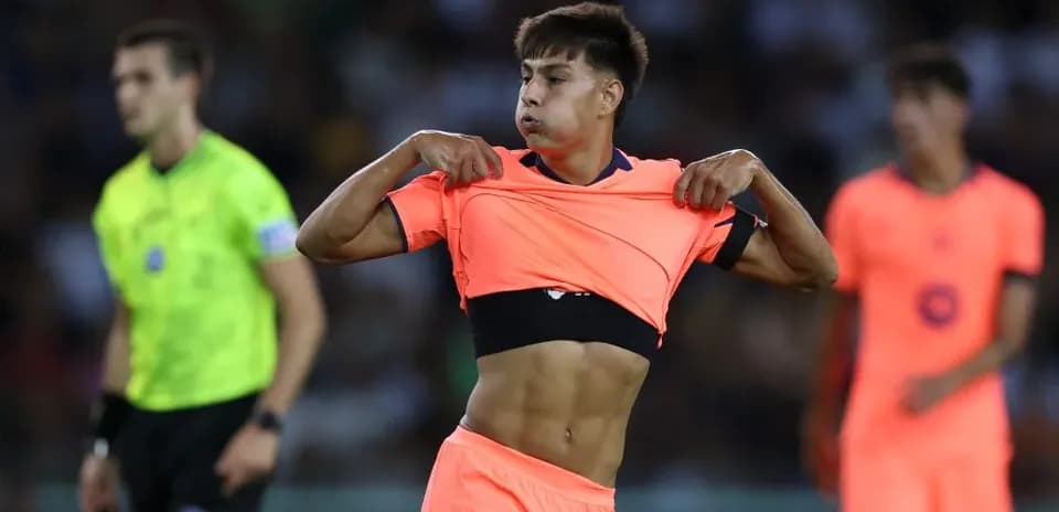 Jugador cambiándose la camiseta durante el partido
