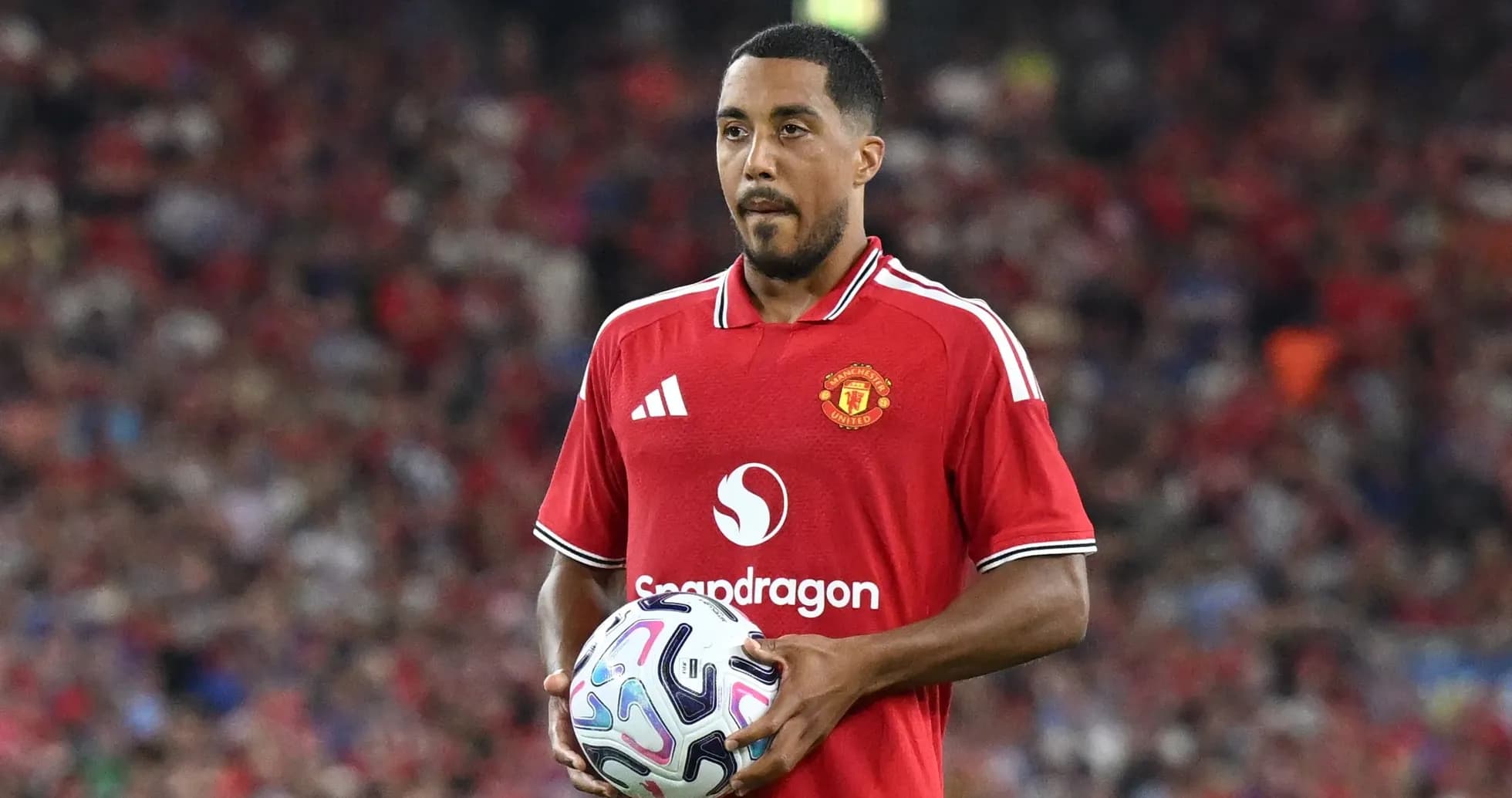 Jugador de Manchester United sosteniendo un balón