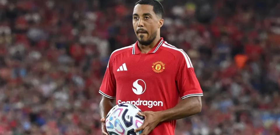 Jugador de Manchester United sosteniendo un balón