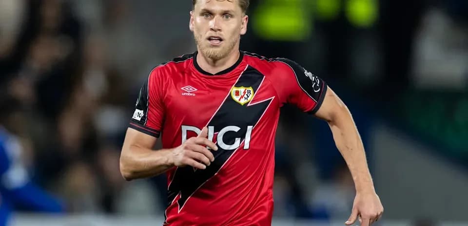Jugador de Rayo Vallecano corriendo en el campo