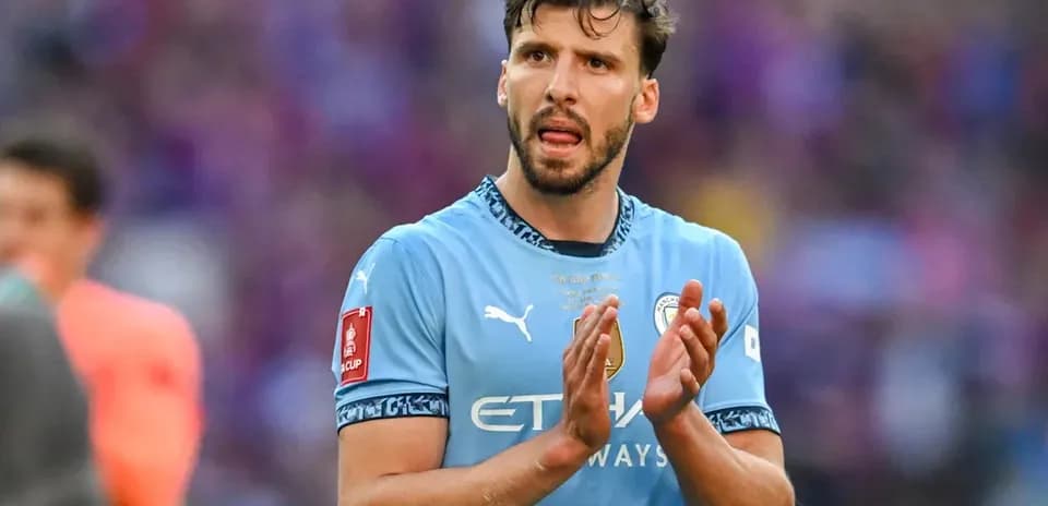 Jugador aplaudiendo en el campo de fútbol
