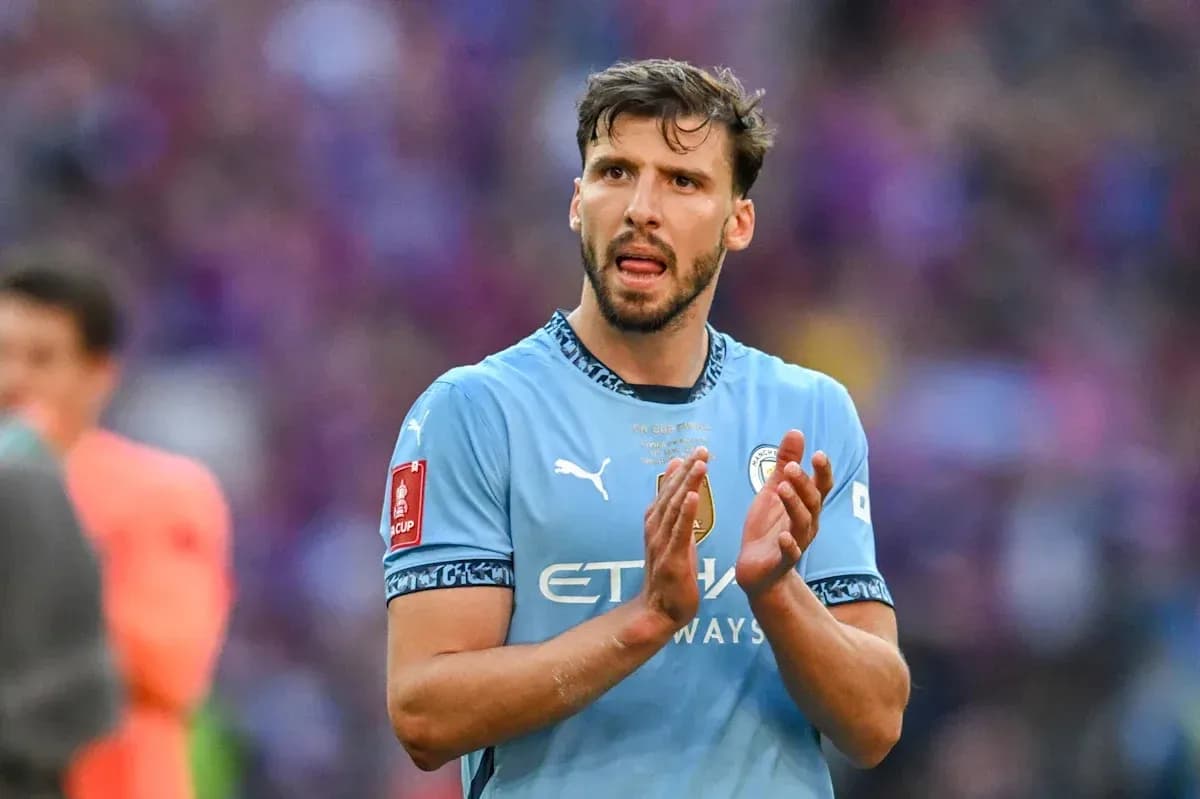Jugador aplaudiendo en el campo de fútbol