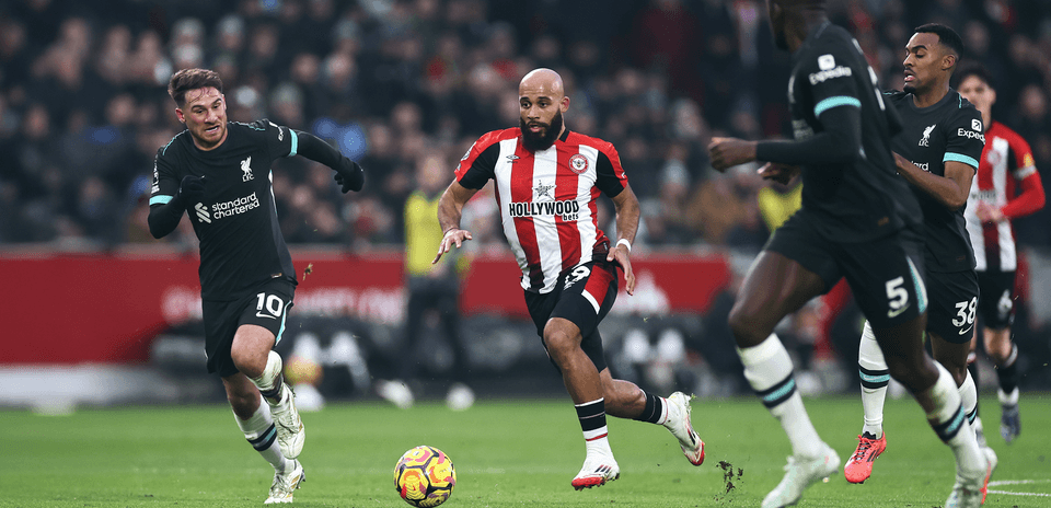 Jugador de Brentford elude a jugadores de Liverpool
