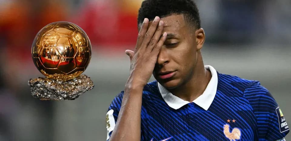 Jugador de Francia con balón de oro en fondo difuso