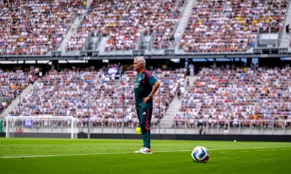 Entrenador de pie en el campo durante el partido