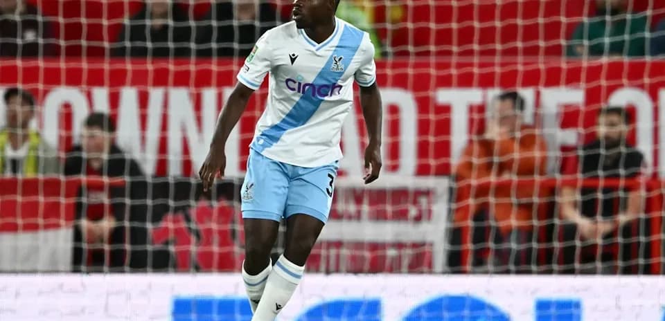 Jugador de Crystal Palace en acción durante el partido
