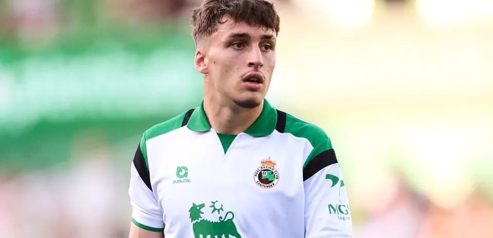 Jugador del Racing de Santander en el campo