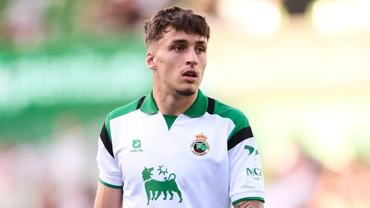 Jugador del Racing de Santander en el campo