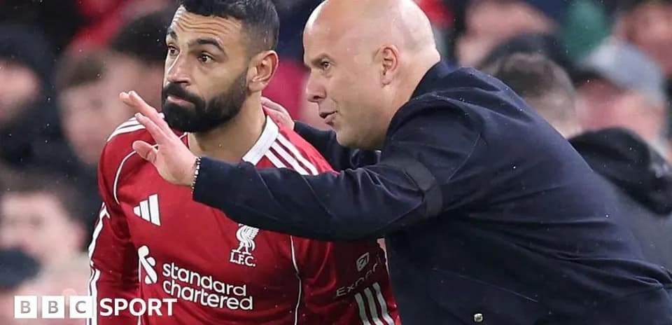 Entrenador hablando con jugador de Liverpool en partido