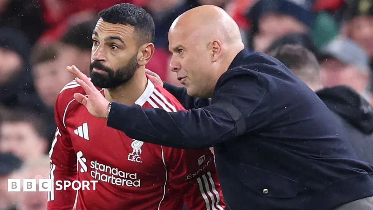 Entrenador hablando con jugador de Liverpool en partido