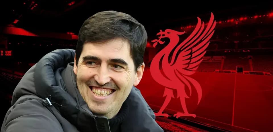 Entrenador sonriente con fondo del estadio Liverpool