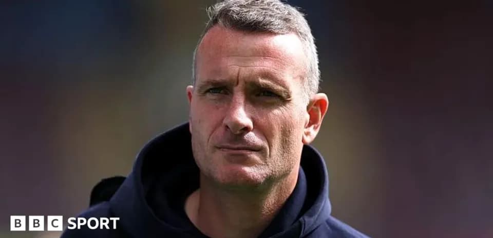 Entrenador observando durante el calentamiento del equipo