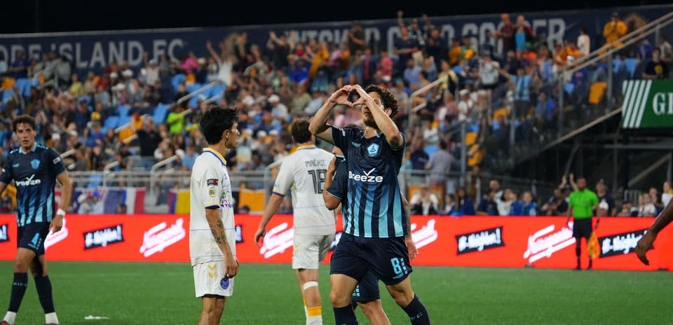 Jugador celebra con un corazón en el campo