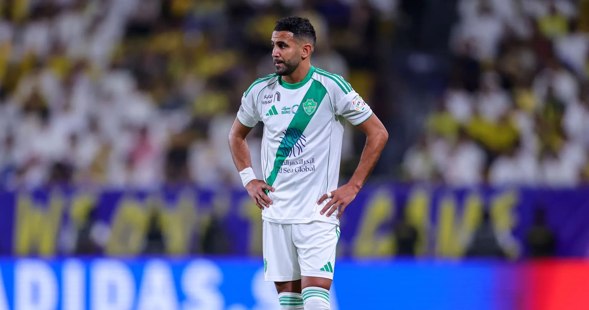 Jugador con camiseta blanca y verde en el campo