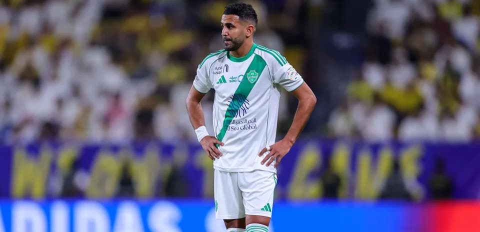 Jugador con camiseta blanca y verde en el campo