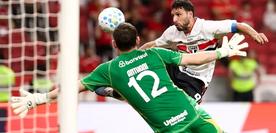 Jugador de Sao Paulo intentando anotar gol