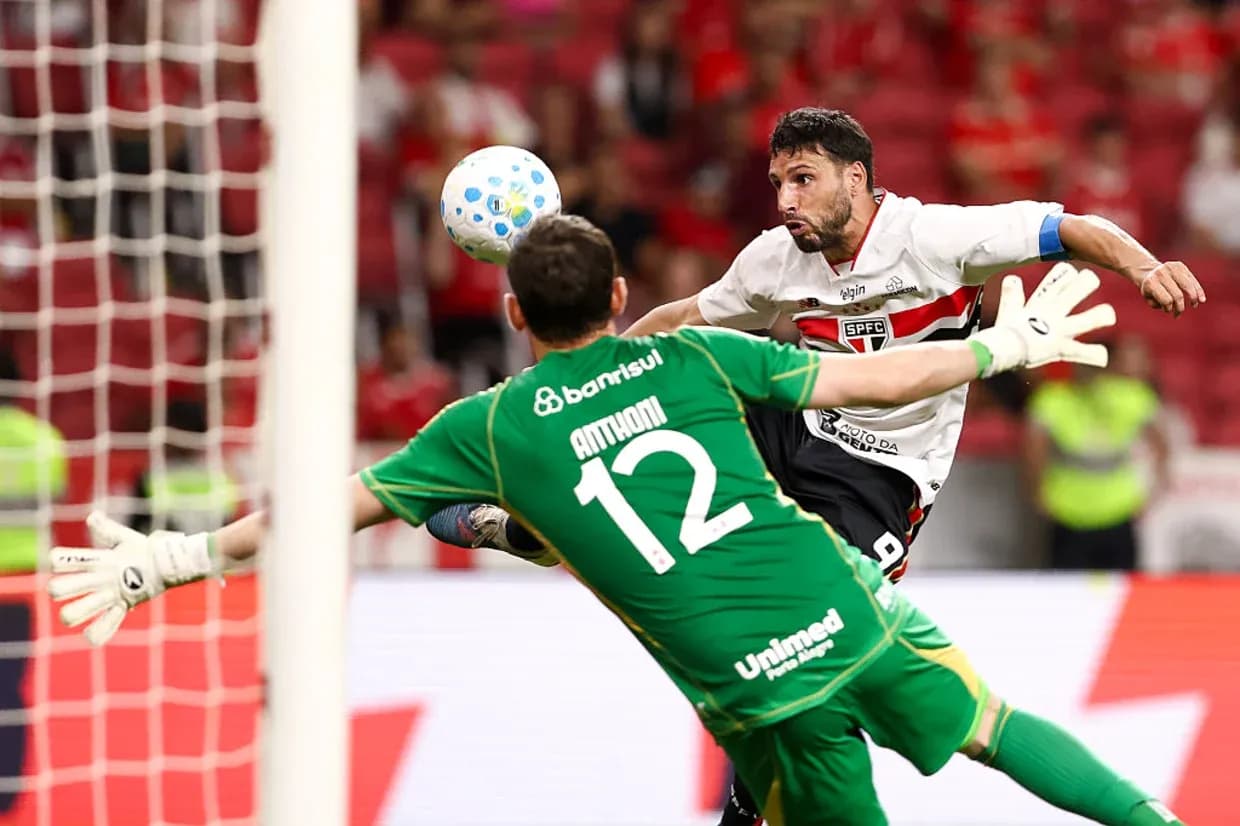 Jugador de Sao Paulo intentando anotar gol
