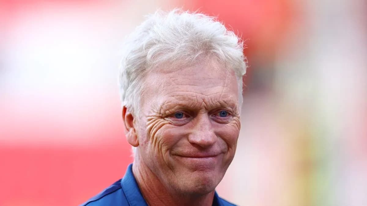 Entrenador sonriendo en un evento deportivo