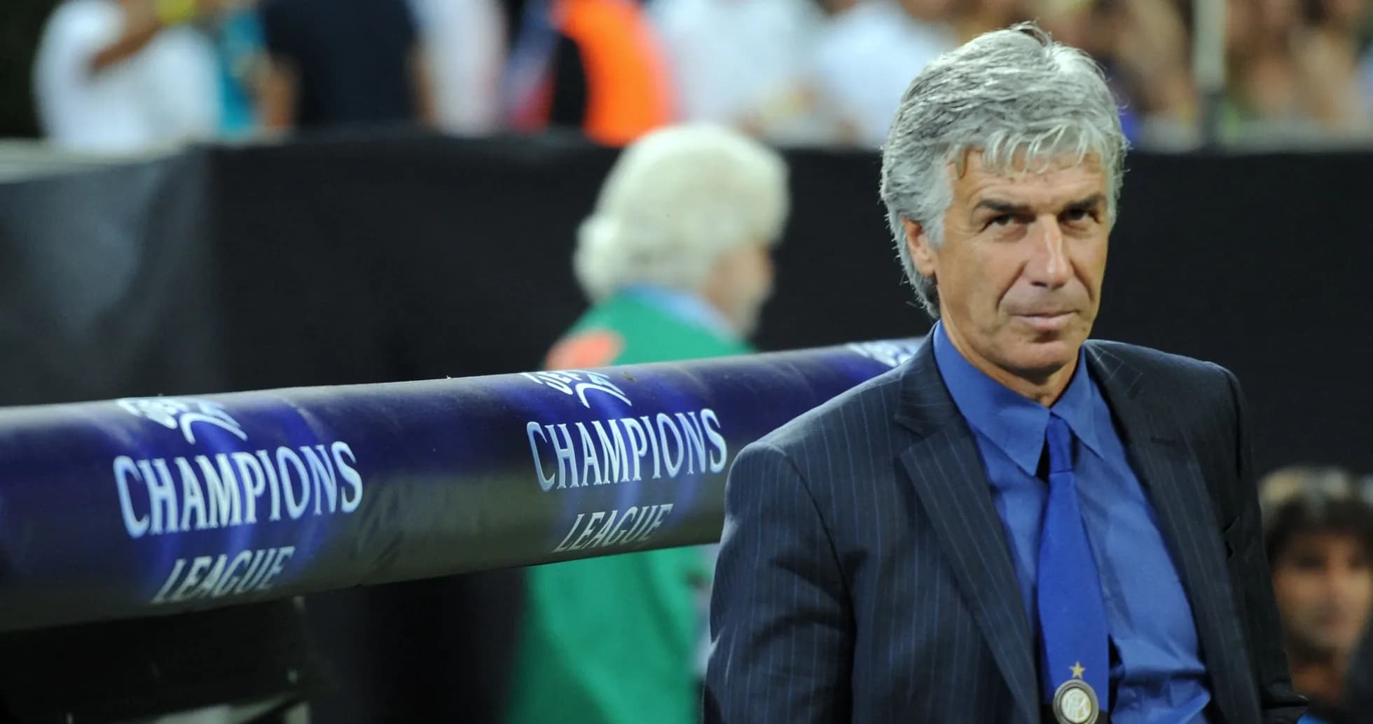 Entrenador en el banquillo durante un partido de Champions