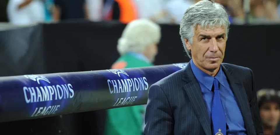 Entrenador en el banquillo durante un partido de Champions