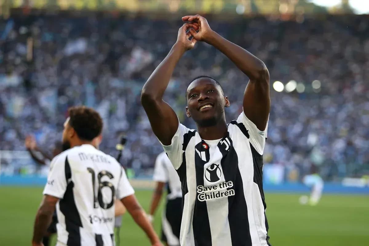 Jugador aplaudiendo tras el partido en el estadio