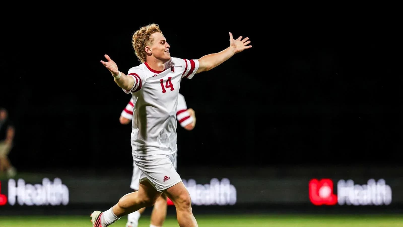 Jugador celebrando un gol en el partido