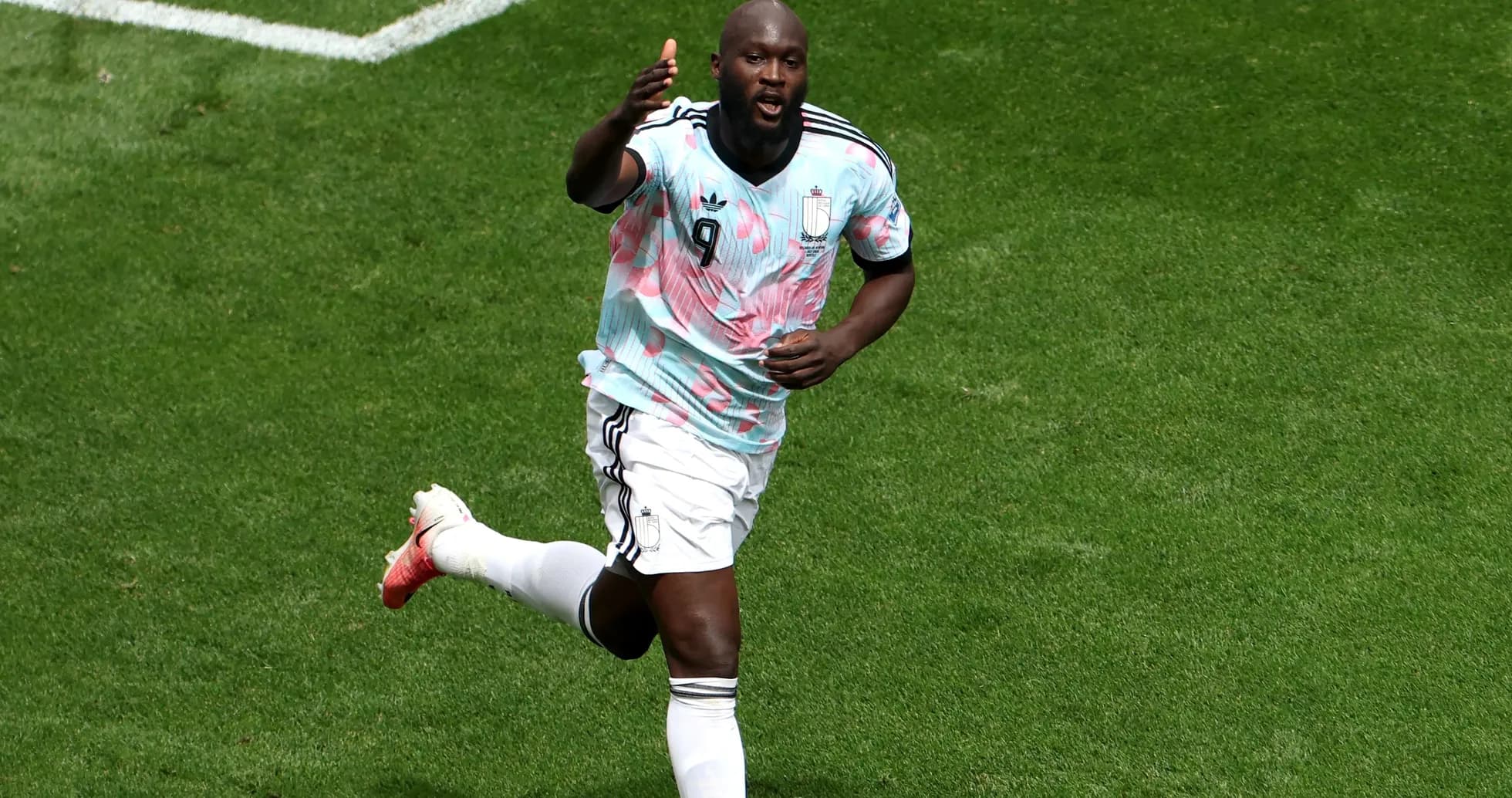 Jugador celebrando un gol en el campo de fútbol