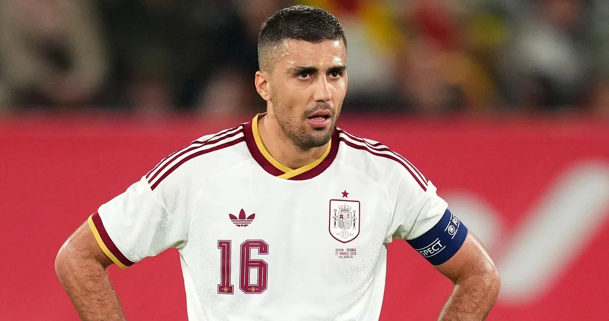 Jugador de España con camiseta blanca durante partido
