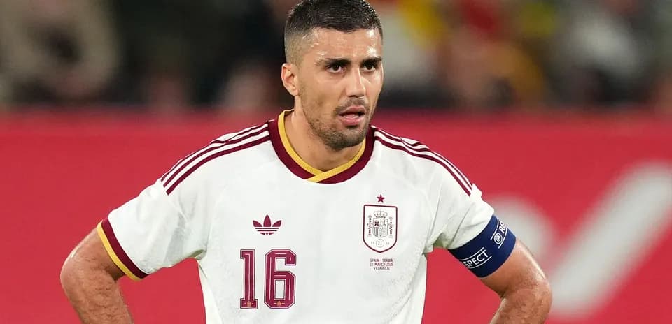 Jugador de España con camiseta blanca durante partido