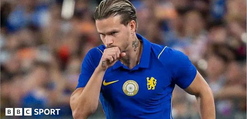 Jugador con camiseta de Chelsea durante el calentamiento