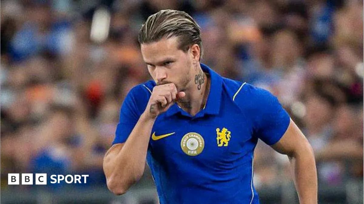 Jugador con camiseta de Chelsea durante el calentamiento