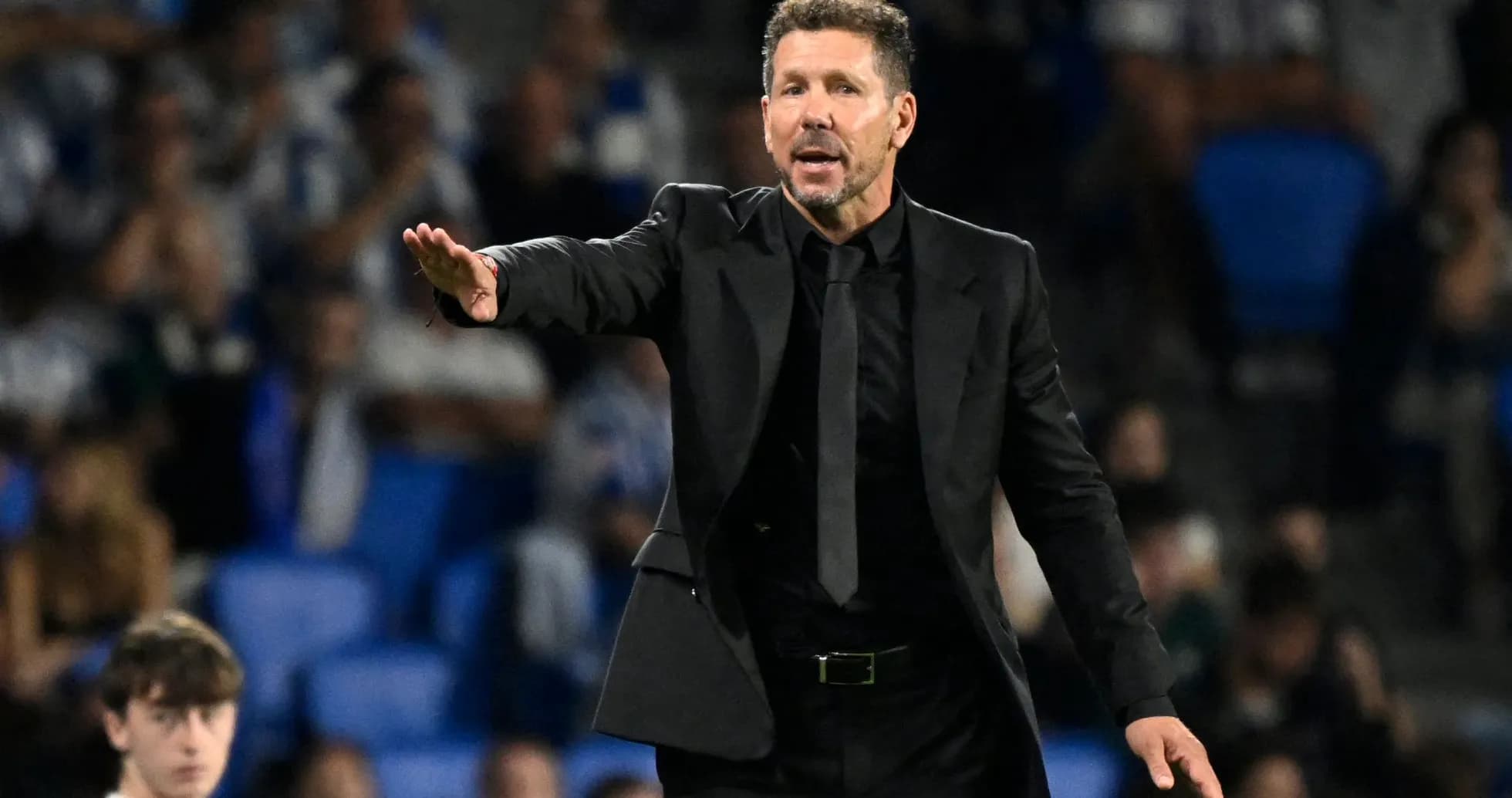 Entrenador dirigiendo al equipo desde la banda