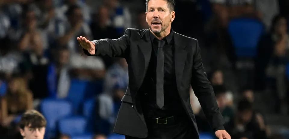 Entrenador dirigiendo al equipo desde la banda