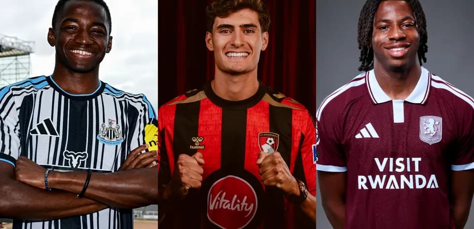 Tres futbolistas posando en sus camisetas de equipo