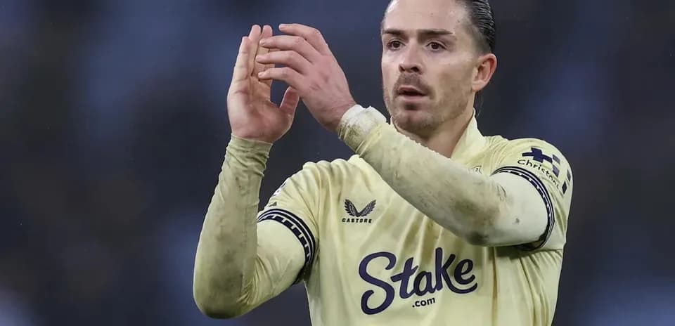 Jugador aplaudiendo en el campo de fútbol