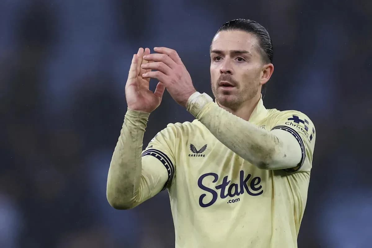 Jugador aplaudiendo en el campo de fútbol