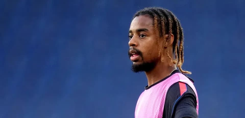 Jugador en sesión de entrenamiento con pechera rosa