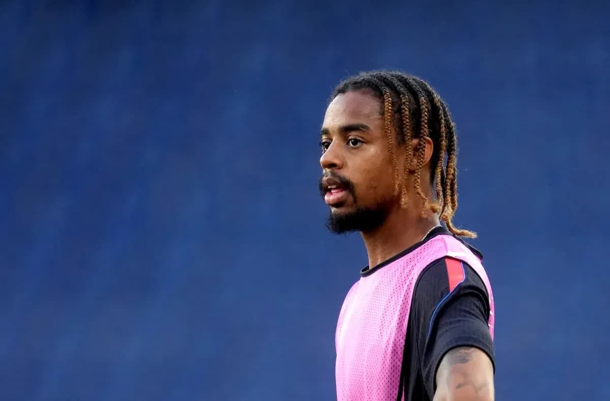 Jugador en sesión de entrenamiento con pechera rosa