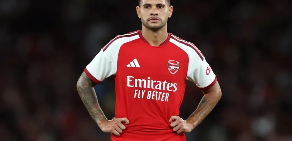 Jugador de Arsenal posando en el campo