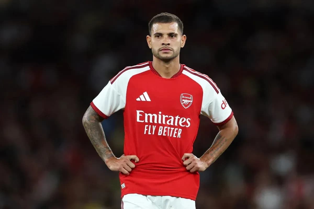 Jugador de Arsenal posando en el campo