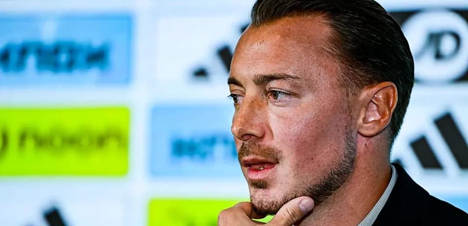 Jugador en conferencia de prensa con micrófono