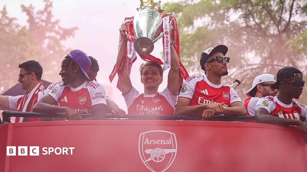 Jugadores de Arsenal celebrando con el trofeo de Premier League