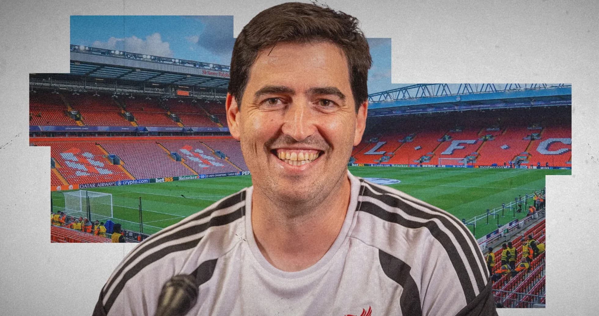 Entrenador sonriendo en Anfield durante conferencia