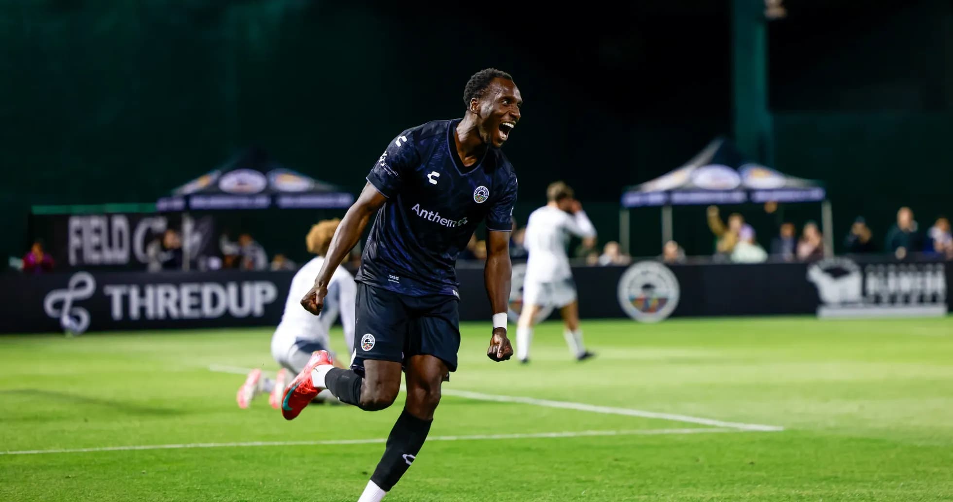 Jugador celebra un gol en el partido