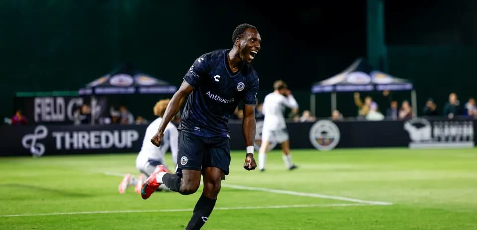 Jugador celebra un gol en el partido