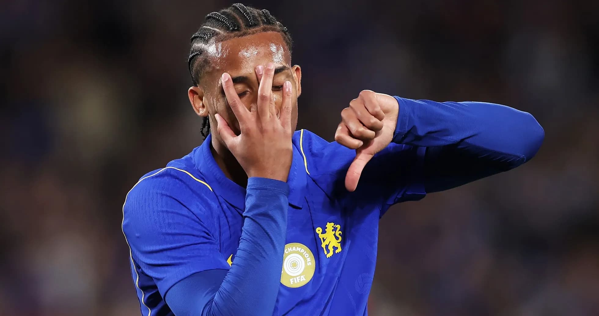 Jugador de Chelsea mostrando gesto de desaprobación