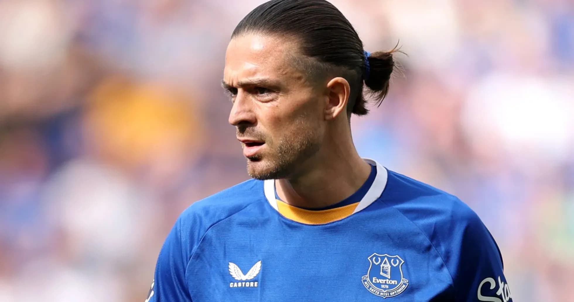 Jugador de Everton en uniforme azul durante partido